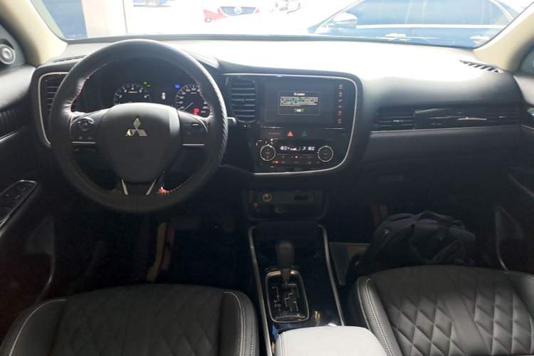 Used Mitsubishi Outlander 2021 Revised Version 2.0L Two-Wheel Drive Enjoyment Edition 5 Seats Center Console