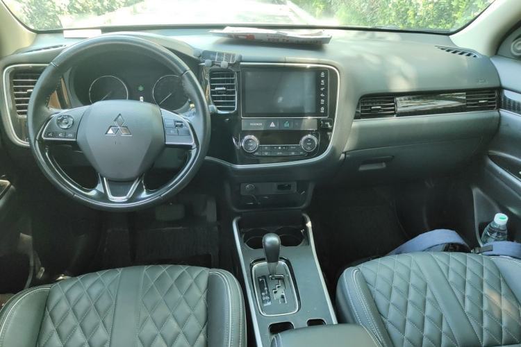 Used Mitsubishi Outlander 2021 2.0L Two-Wheel Drive Comfort Edition 7 Seats Center Console