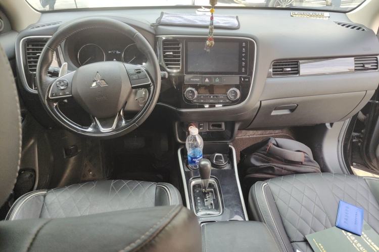 Used Mitsubishi Outlander 2021 2.4L 4x4 Comfort Edition 5 Seats Center Console
