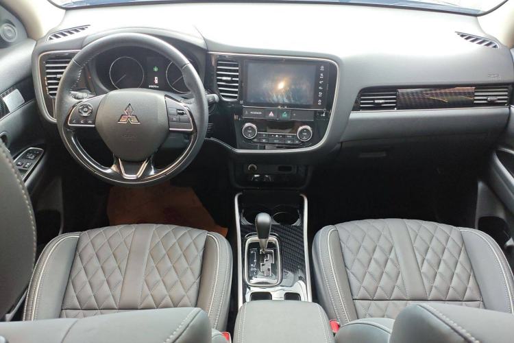Used Mitsubishi Outlander 2021 Revised Version 2.0L Two-Wheel Drive Comfort Edition 7 Seats Center Console