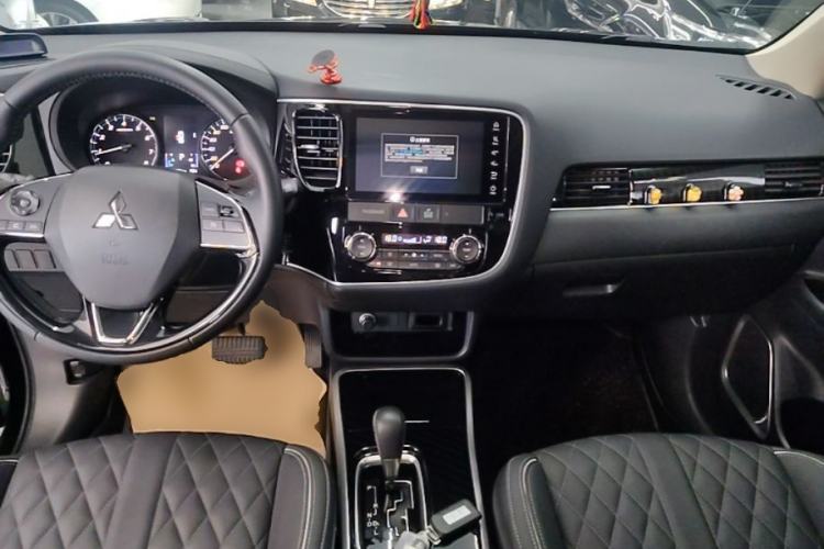 Used Mitsubishi Outlander 2021 2.0L Two-Wheel Drive Comfort Edition 5 Seats Center Console