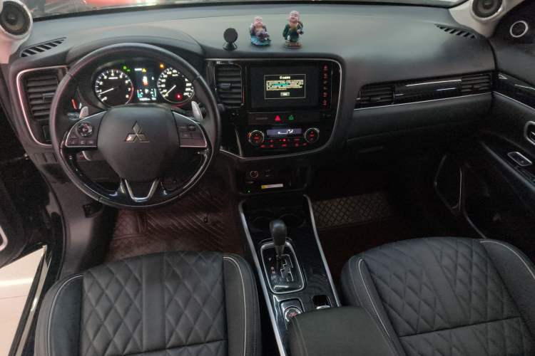 Used Mitsubishi Outlander 2021 2.4L 4x4 Zhi Xiang Edition 7 Seats Center Console