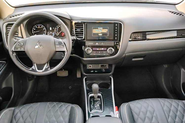 Used Mitsubishi Outlander 2021 2.0L Two-Wheel Drive Comfort Edition 5 Seats Center Console