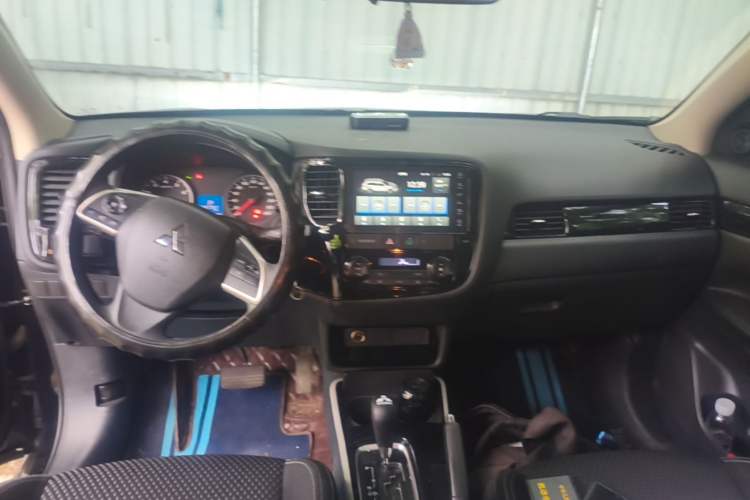 Used Mitsubishi Outlander 2021 Revised Version 2.0L Two-Wheel Drive Comfort Edition 5 Seats Center Console