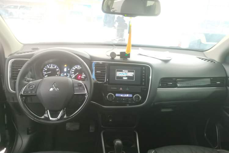 Used Mitsubishi Outlander 2021 2.0L Two-Wheel Drive Comfort Edition 7 Seats Center Console