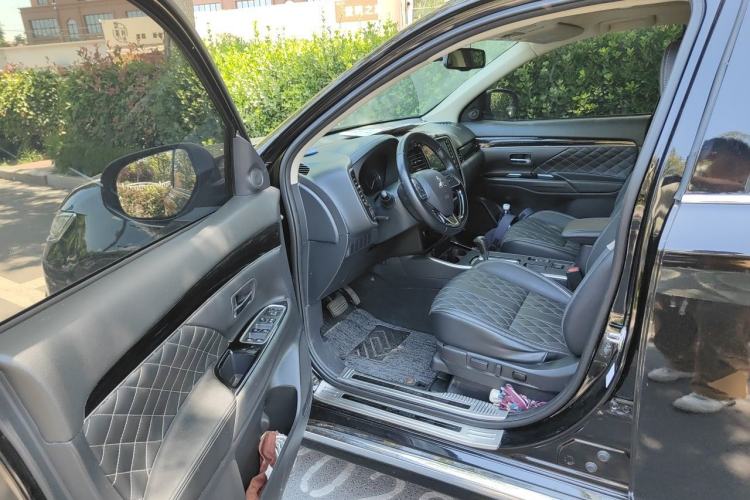 Used Mitsubishi Outlander 2021 2.0L Two-Wheel Drive Comfort Edition 7 Seats Driver Seat