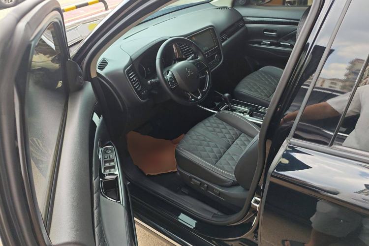 Used Mitsubishi Outlander 2021 Revised Version 2.0L Two-Wheel Drive Comfort Edition 7 Seats Driver Seat