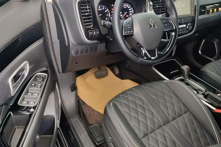 Used Mitsubishi Outlander 2021 2.0L Two-Wheel Drive Comfort Edition 5 Seats Driver Seat