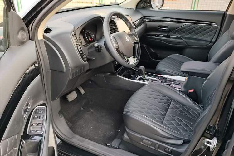 Used Mitsubishi Outlander 2021 2.0L Two-Wheel Drive Comfort Edition 5 Seats Driver Seat