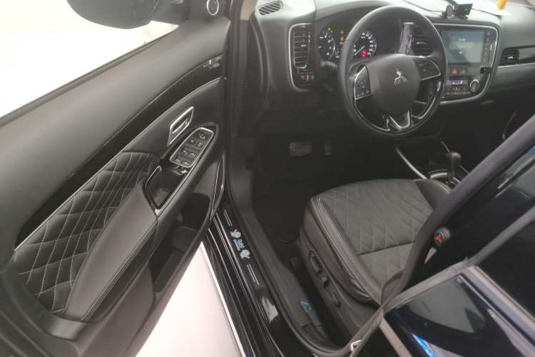 Used Mitsubishi Outlander 2021 2.0L Two-Wheel Drive Comfort Edition 7 Seats Driver Seat