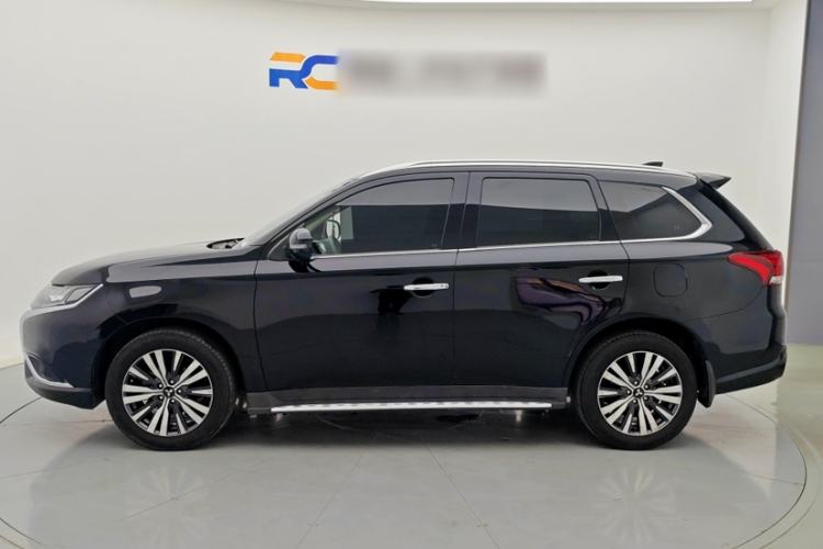 Used Mitsubishi Outlander 2021 2.4L 4x4 Zhi Xiang Edition 7 Seats Exterior 3