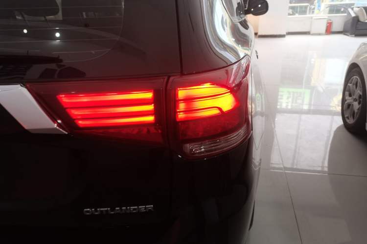 Used Mitsubishi Outlander 2021 2.0L Two-Wheel Drive Comfort Edition 7 Seats Exterior 3