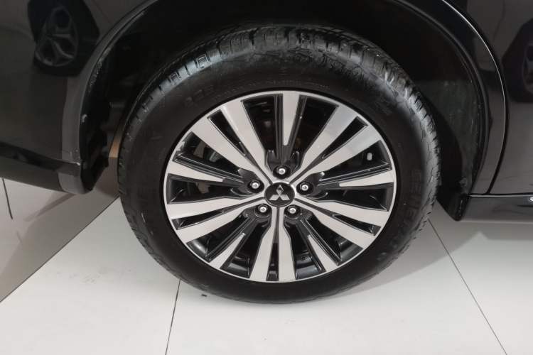 Used Mitsubishi Outlander 2021 2.0L Two-Wheel Drive Comfort Edition 7 Seats Exterior 5