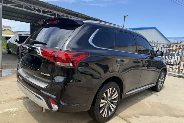 Used Mitsubishi Outlander 2021 2.4L 4x4 Zhi Xiang Edition 7 Seats Exterior 7