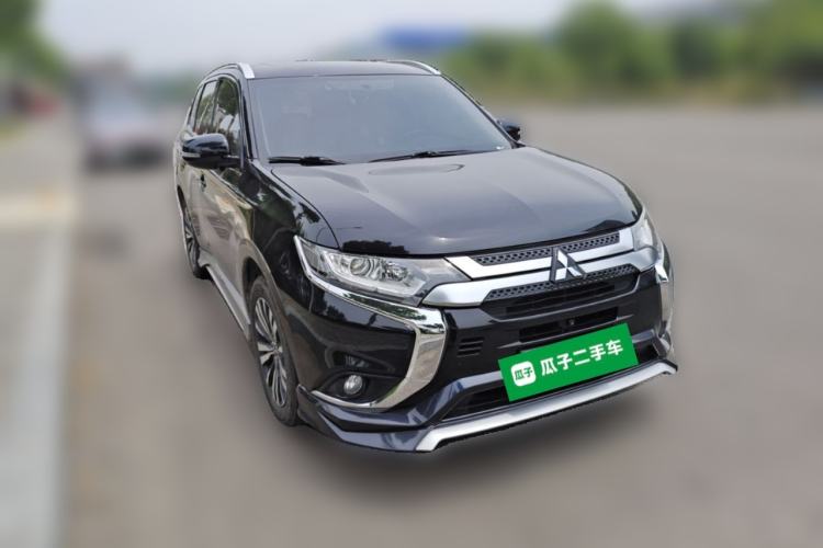 Used Mitsubishi Outlander 2021 2.0L Two-Wheel Drive Comfort Edition 7 Seats Front Right 45 Deg
