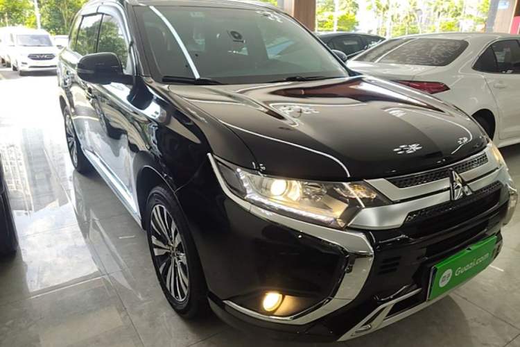 Used Mitsubishi Outlander 2021 2.0L Two-Wheel Drive Comfort Edition 5 Seats Front Right 45 Deg