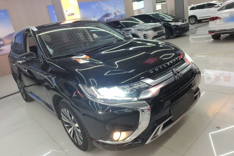 Used Mitsubishi Outlander 2021 2.4L 4x4 Zhi Xiang Edition 7 Seats Front Right 45 Deg