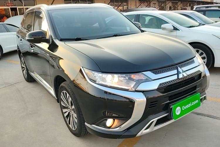 Used Mitsubishi Outlander 2021 2.0L Two-Wheel Drive Comfort Edition 5 Seats Front Right 45 Deg