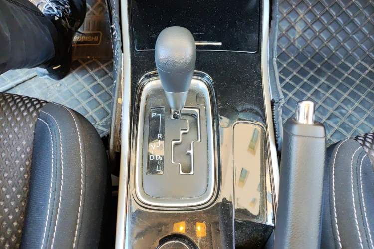 Used Mitsubishi Outlander 2021 Revised Version 2.0L Two-Wheel Drive Comfort Edition 5 Seats Gear Lever