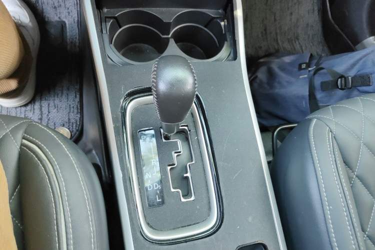 Used Mitsubishi Outlander 2021 2.0L Two-Wheel Drive Comfort Edition 7 Seats Gear Lever