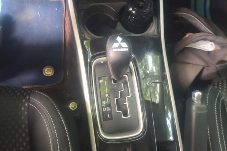 Used Mitsubishi Outlander 2021 Revised Version 2.0L Two-Wheel Drive Comfort Edition 5 Seats Gear Lever