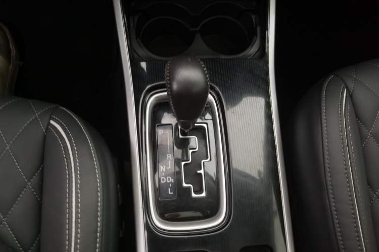 Used Mitsubishi Outlander 2021 2.0L Two-Wheel Drive Comfort Edition 7 Seats Gear Lever