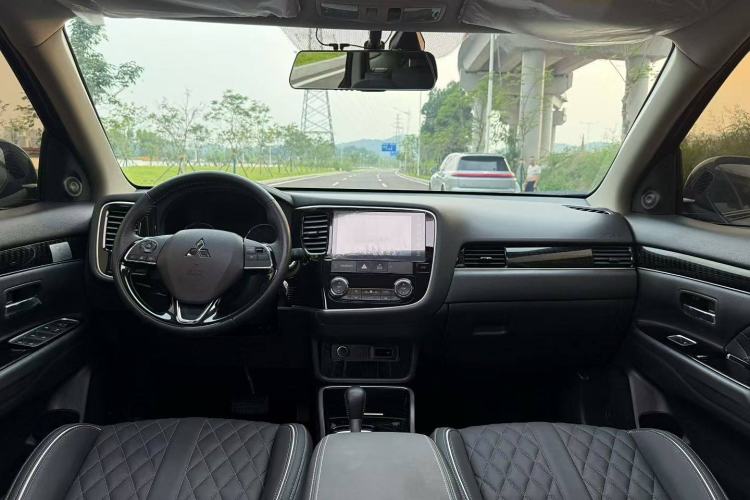 Used Mitsubishi Outlander 2021 Revised Version 2.0L Two-Wheel Drive Comfort Edition 7 Seats Interior 1