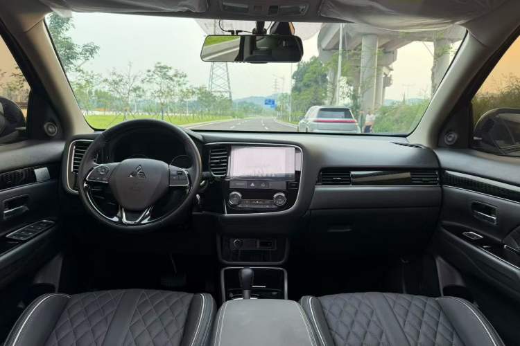 Used Mitsubishi Outlander 2021 Revised Version 2.0L Two-Wheel Drive Comfort Edition 7 Seats Interior 1