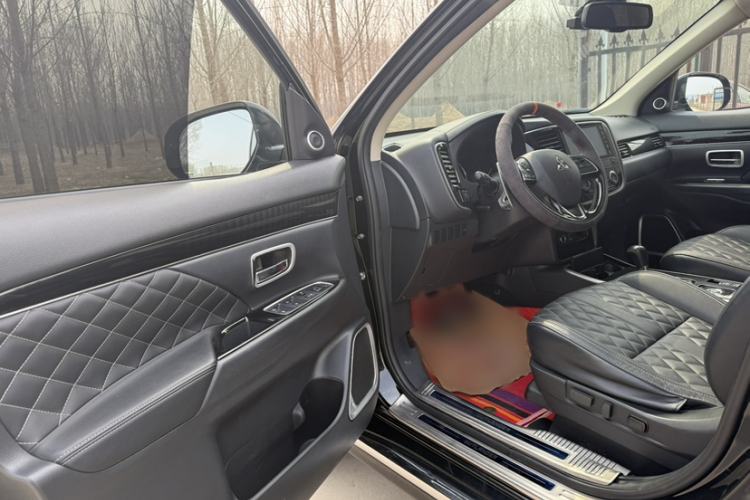 Used Mitsubishi Outlander 2021 2.4L 4x4 Zhi Xiang Edition 7 Seats Interior 2