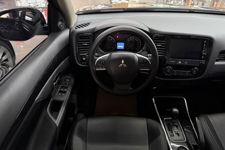 Used Mitsubishi Outlander 2021 2.0L Two-Wheel Drive Comfort Edition 5 Seats Interior 2
