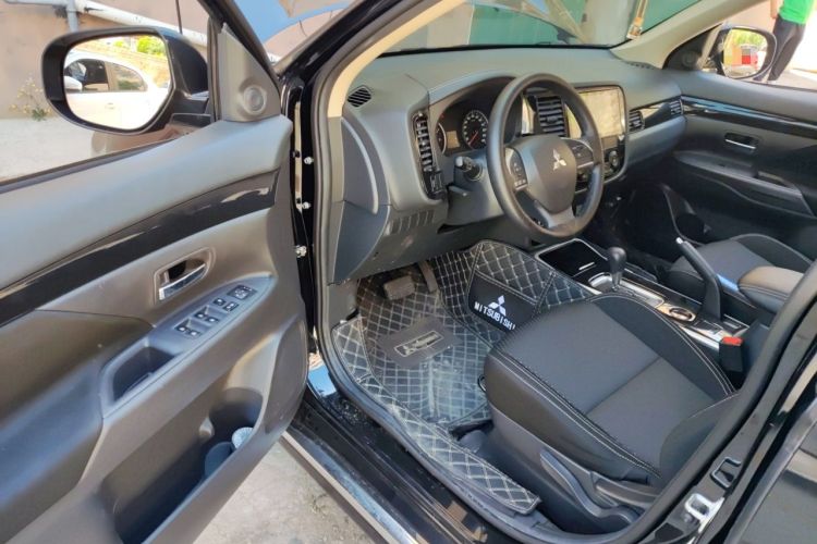 Used Mitsubishi Outlander 2021 Revised Version 2.0L Two-Wheel Drive Comfort Edition 5 Seats Interior 3
