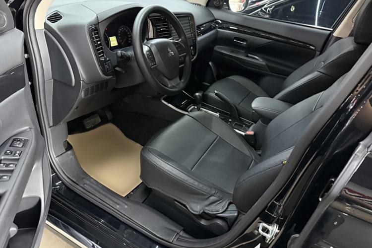Used Mitsubishi Outlander 2021 2.0L Two-Wheel Drive Comfort Edition 5 Seats Interior 3