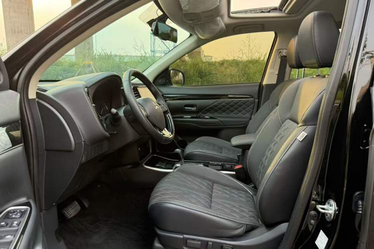 Used Mitsubishi Outlander 2021 Revised Version 2.0L Two-Wheel Drive Comfort Edition 7 Seats Interior 3