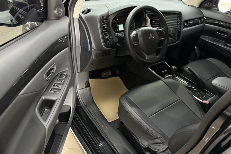 Used Mitsubishi Outlander 2021 2.0L Two-Wheel Drive Comfort Edition 5 Seats Interior 4