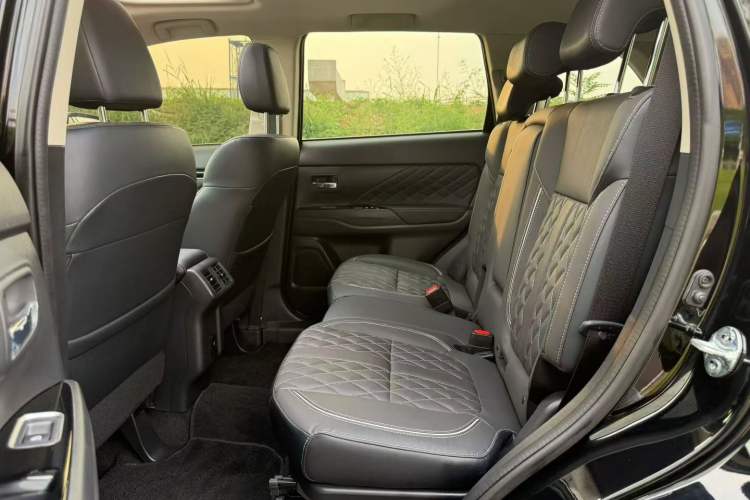 Used Mitsubishi Outlander 2021 Revised Version 2.0L Two-Wheel Drive Comfort Edition 7 Seats Interior 4