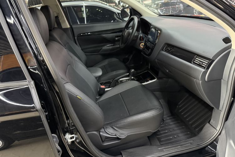 Used Mitsubishi Outlander 2021 2.0L Two-Wheel Drive Comfort Edition 5 Seats Interior 7