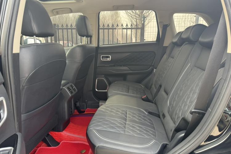 Used Mitsubishi Outlander 2021 2.4L 4x4 Zhi Xiang Edition 7 Seats Interior 8