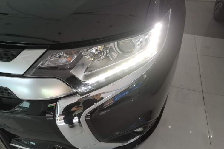 Used Mitsubishi Outlander 2021 2.0L Two-Wheel Drive Comfort Edition 7 Seats Left Front Headlight