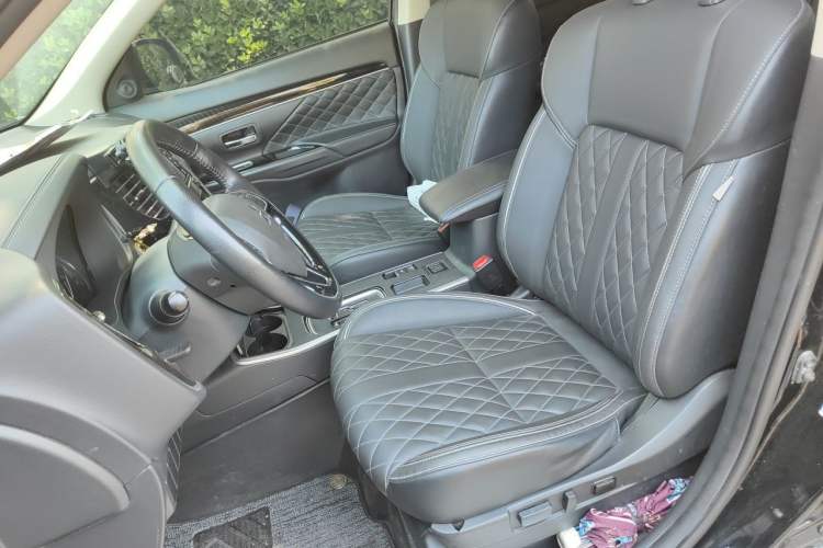 Used Mitsubishi Outlander 2021 2.0L Two-Wheel Drive Comfort Edition 7 Seats Left Front Seat