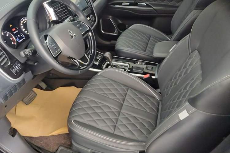 Used Mitsubishi Outlander 2021 2.0L Two-Wheel Drive Comfort Edition 5 Seats Left Front Seat