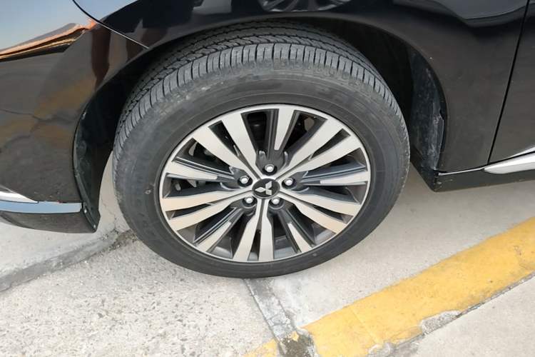 Used Mitsubishi Outlander 2021 2.0L Two-Wheel Drive Comfort Edition 5 Seats Left Front Wheel Hub
