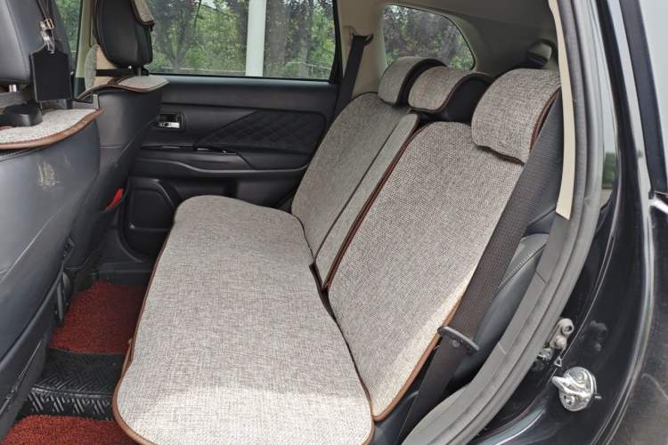 Used Mitsubishi Outlander 2021 2.0L Two-Wheel Drive Comfort Edition 7 Seats Left Rear Seat