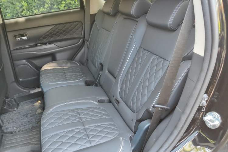 Used Mitsubishi Outlander 2021 2.0L Two-Wheel Drive Comfort Edition 7 Seats Left Rear Seat