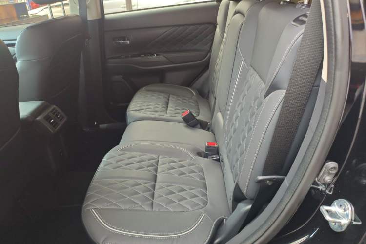 Used Mitsubishi Outlander 2021 Revised Version 2.0L Two-Wheel Drive Comfort Edition 7 Seats Left Rear Seat