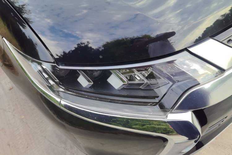 Used Mitsubishi Outlander 2021 2.4L 4x4 Zhi Xiang Edition 7 Seats Right Front Headlight