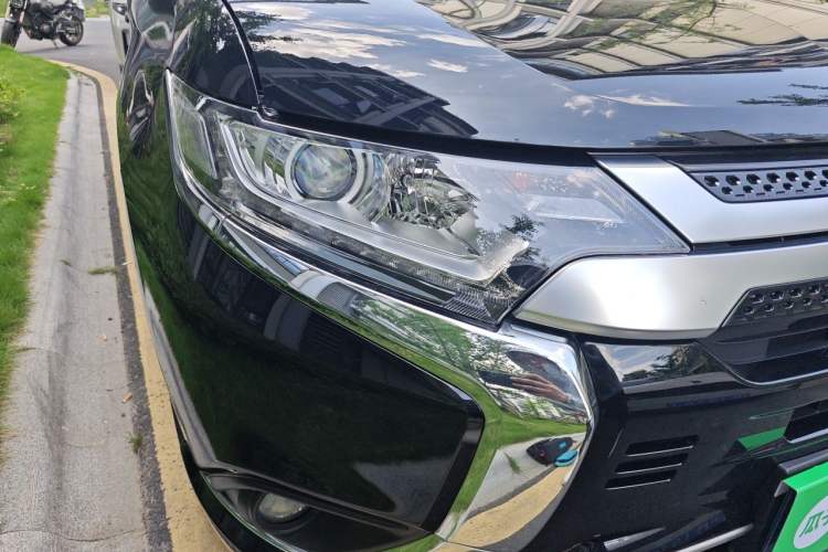 Used Mitsubishi Outlander 2021 2.0L Two-Wheel Drive Comfort Edition 5 Seats Right Front Headlight