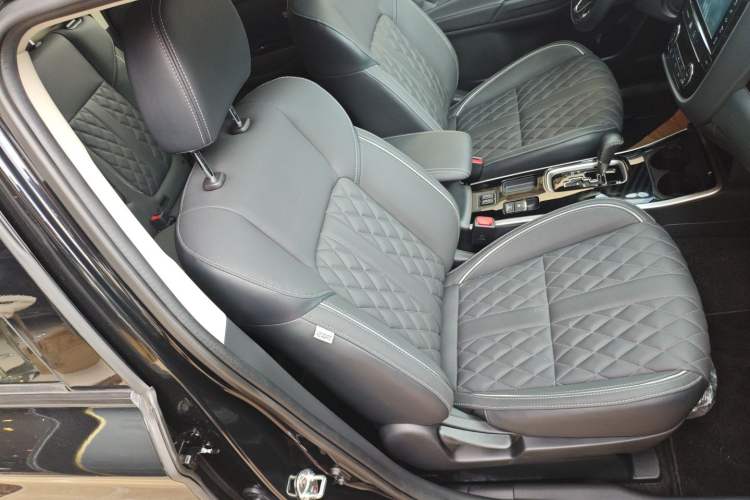 Used Mitsubishi Outlander 2021 Revised Version 2.0L Two-Wheel Drive Comfort Edition 7 Seats Right Front Seat