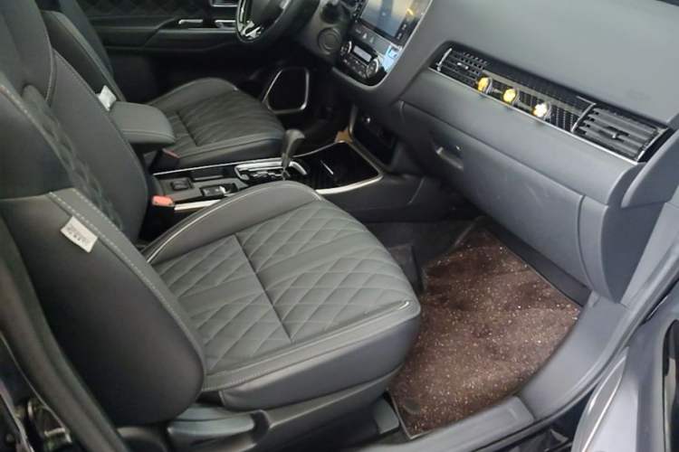 Used Mitsubishi Outlander 2021 2.0L Two-Wheel Drive Comfort Edition 5 Seats Right Front Seat