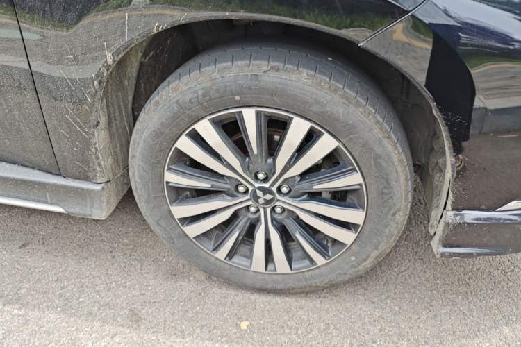 Used Mitsubishi Outlander 2021 2.0L Two-Wheel Drive Comfort Edition 7 Seats Right Front Wheel Hub