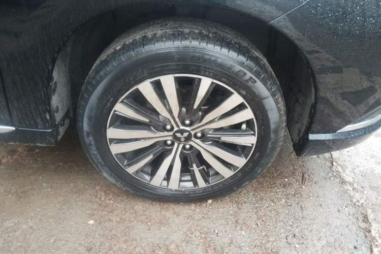 Used Mitsubishi Outlander 2021 2.0L Two-Wheel Drive Comfort Edition 5 Seats Right Front Wheel Hub